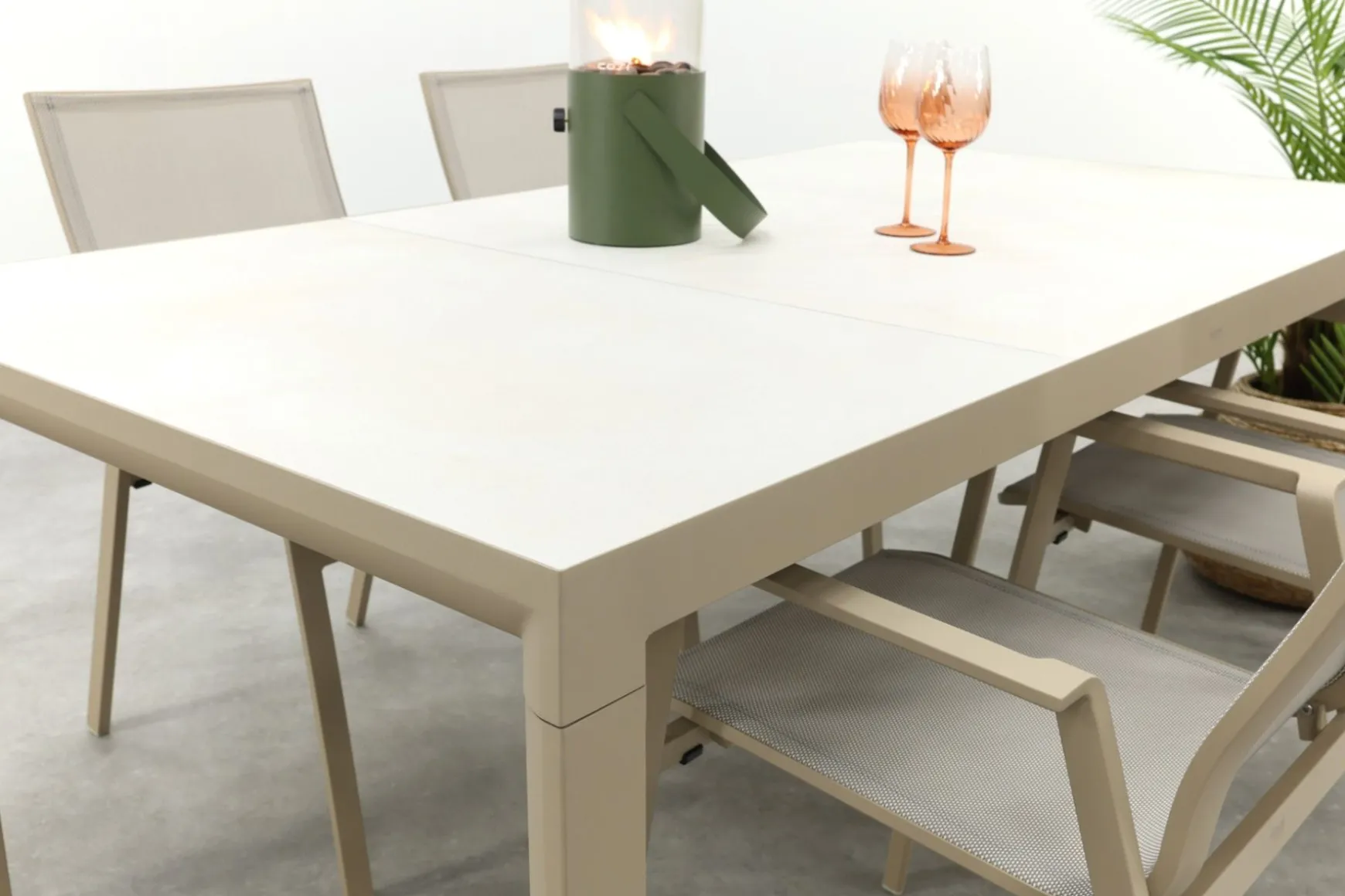 Atmos/Kings stapelbare 4-persoons tuinset 180x100 cm. - Latte
