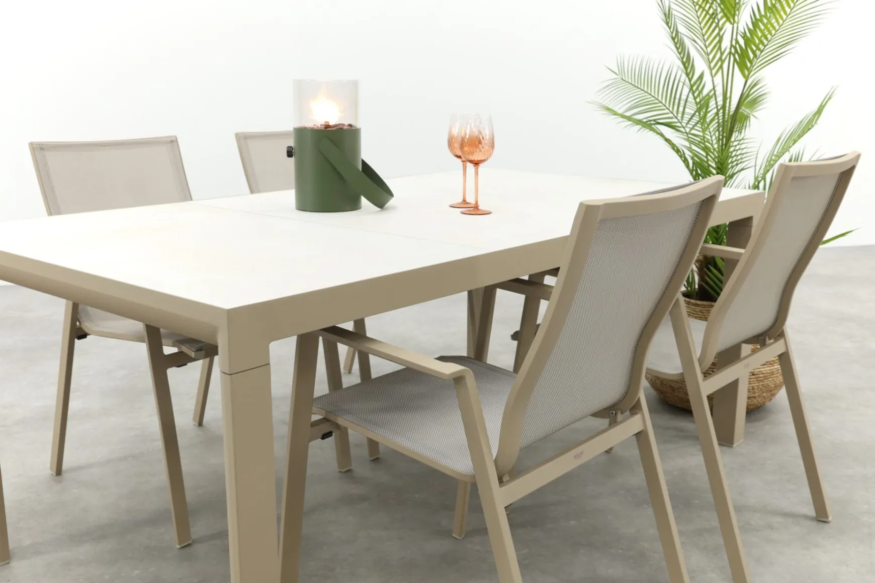 Atmos/Kings stapelbare 4-persoons tuinset 180x100 cm. - Latte