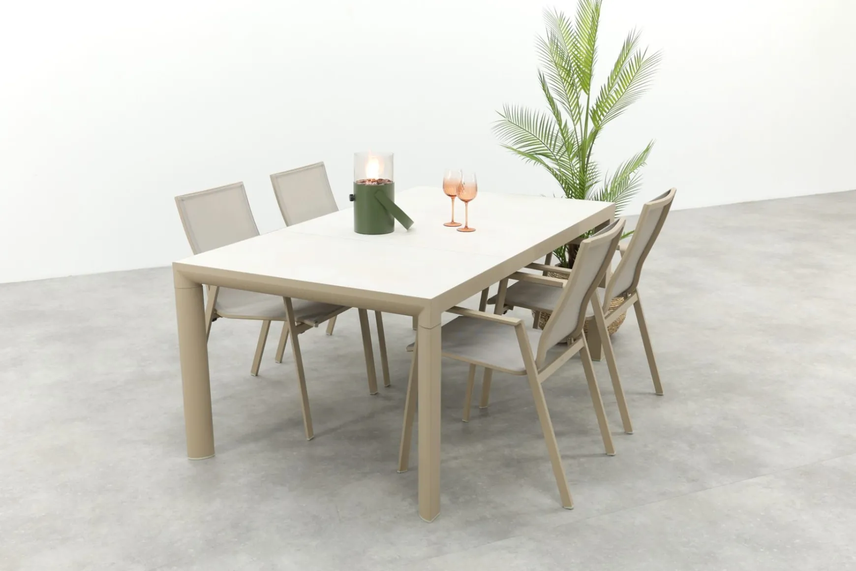 Atmos/Kings stapelbare 4-persoons tuinset 180x100 cm. - Latte