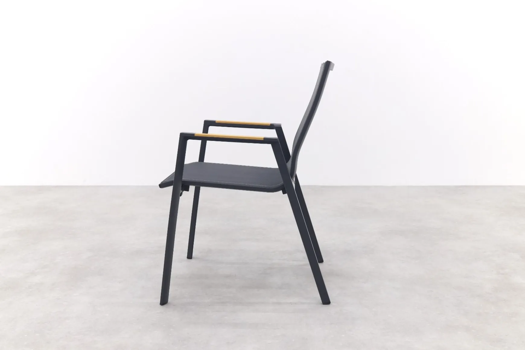 Atmos stapelbare tuinstoel met teak armleuning - Antraciet