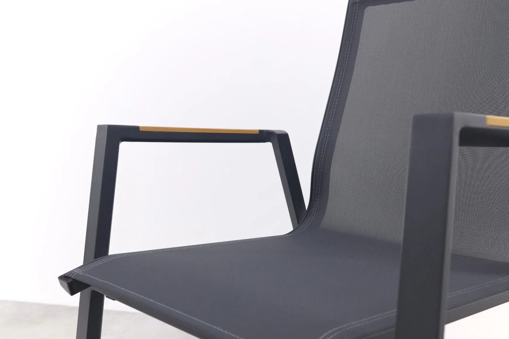 Atmos stapelbare tuinstoel met teak armleuning - Antraciet