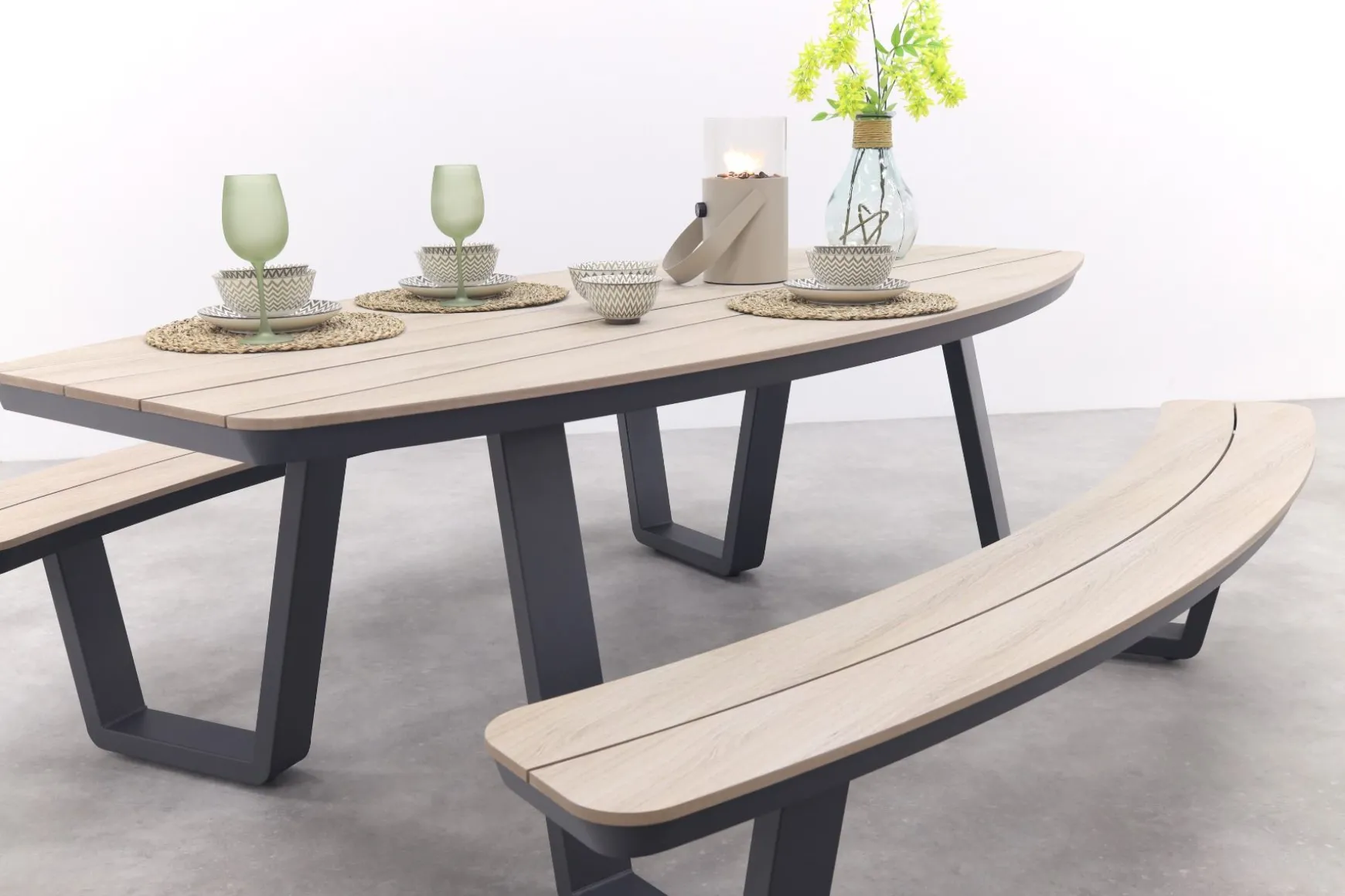 GI Bell ovale 6-persoons picknicktafel 220x193cm.
