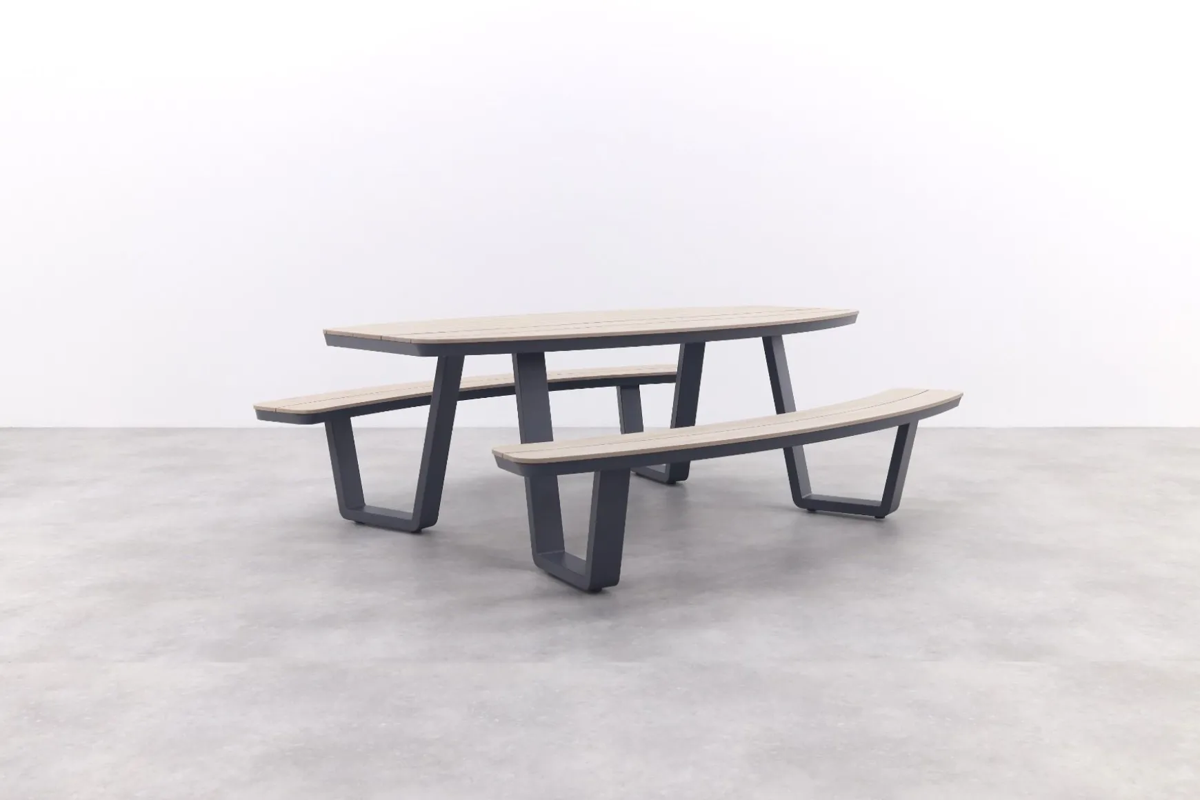 GI Bell ovale 6-persoons picknicktafel 220x193cm.