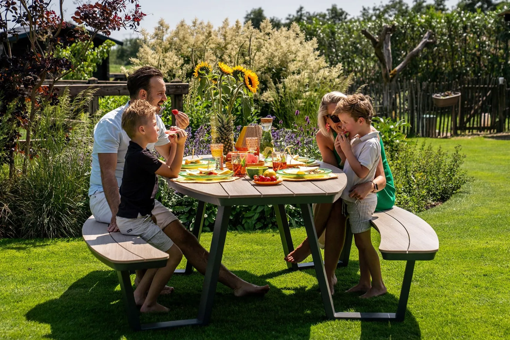GI Bell ovale 6-persoons picknicktafel 220x193cm.