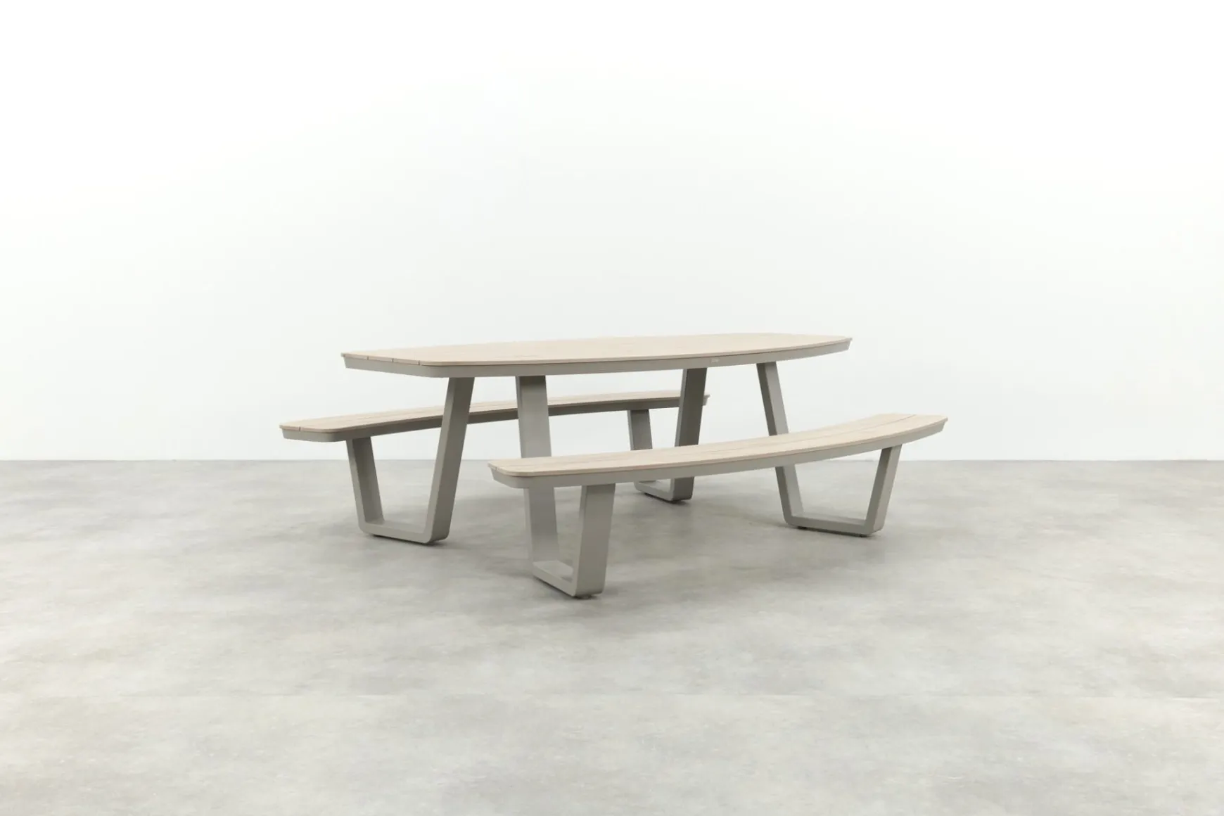 GI Bell ovale 6-persoons picknicktafel 220x193 cm. - Taupe