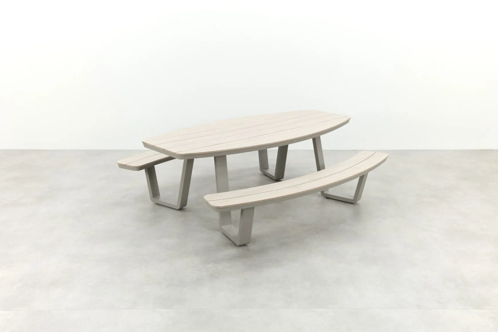 GI Bell ovale 6-persoons picknicktafel 220x193 cm. - Taupe