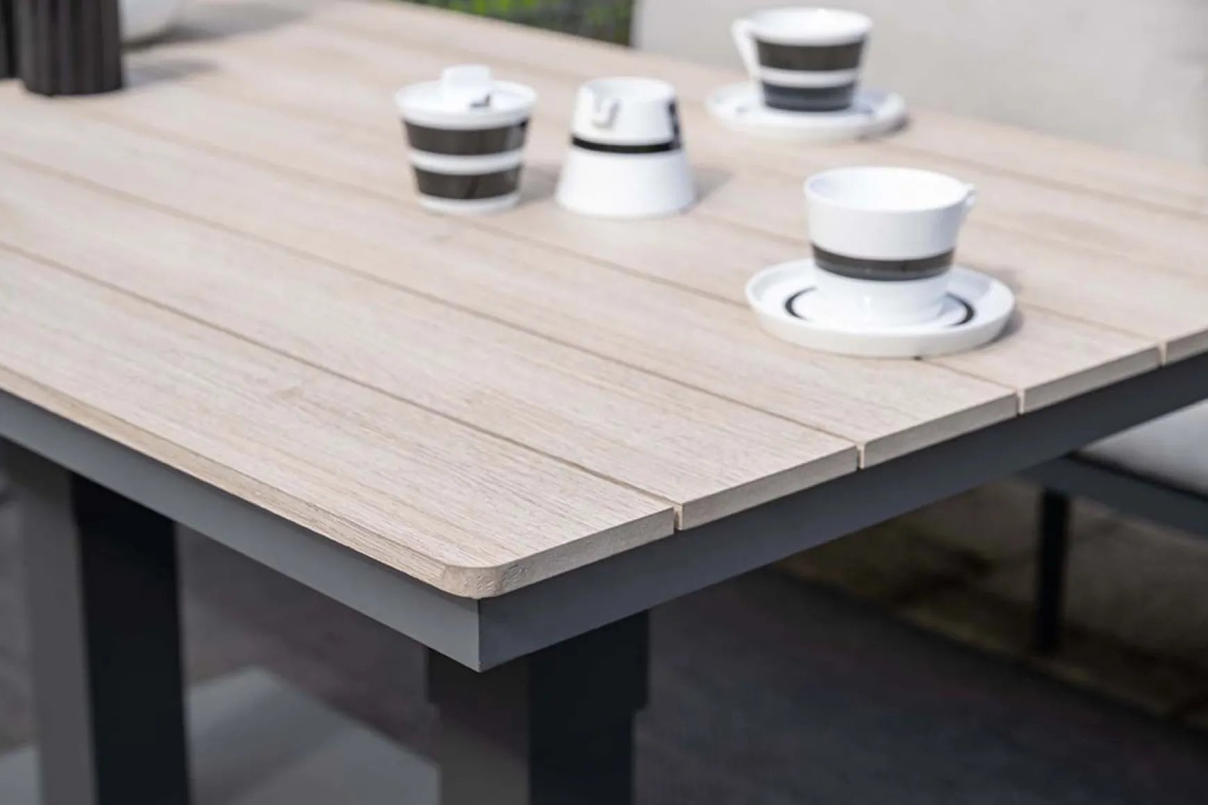 GI Cyprus up&down verstelbare houtlook tuintafel 150x87 cm. - Carbon Black