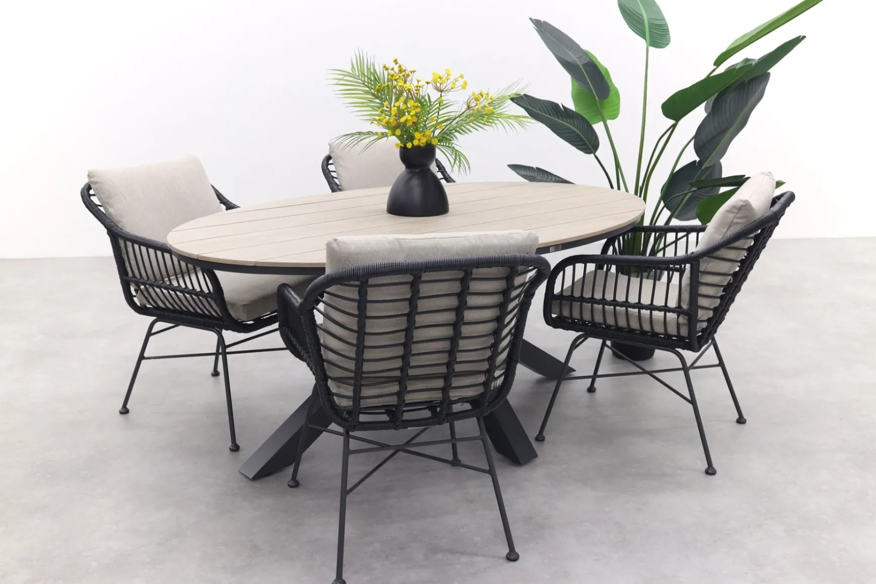 GI Margriet zwart/zand / Edison 180 x 115 cm. tafel - ovale tuinset
