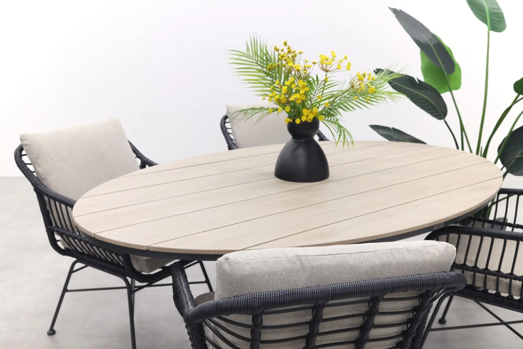 GI Margriet zwart/zand / Edison 180 x 115 cm. tafel - ovale tuinset