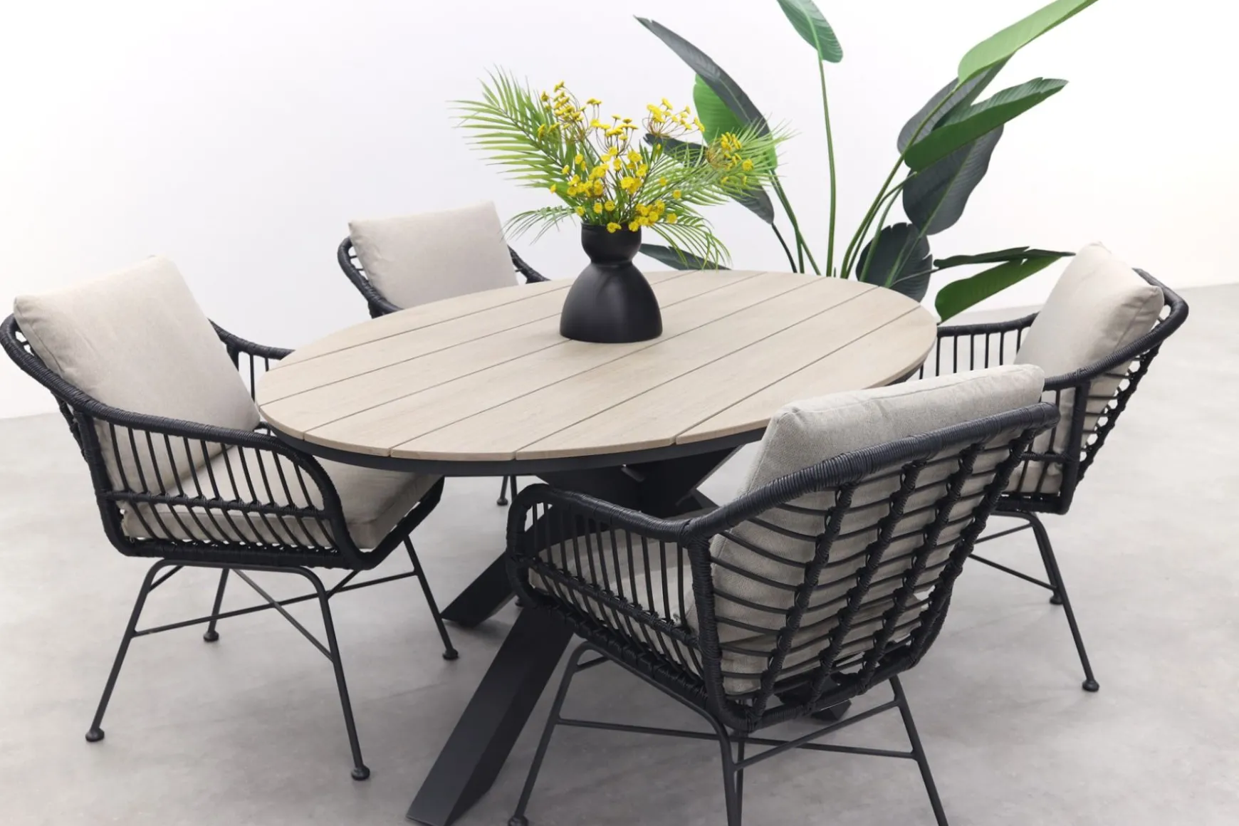 GI Margriet zwart/zand / Edison 180 x 115 cm. tafel - ovale tuinset