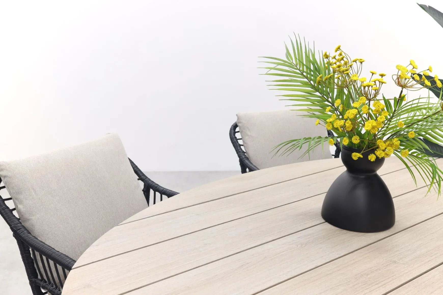 GI Margriet zwart/zand / Edison 180 x 115 cm. tafel - ovale tuinset