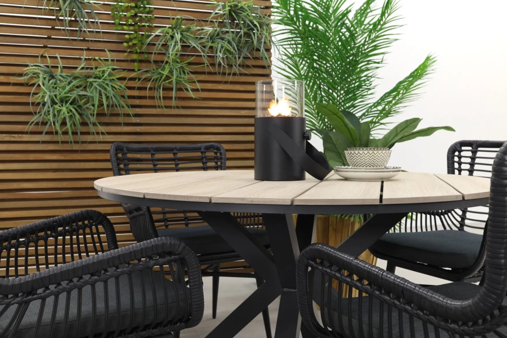 Jasmine Black/GI Edison 4-persoons ronde dining tuinset Ø122 cm.