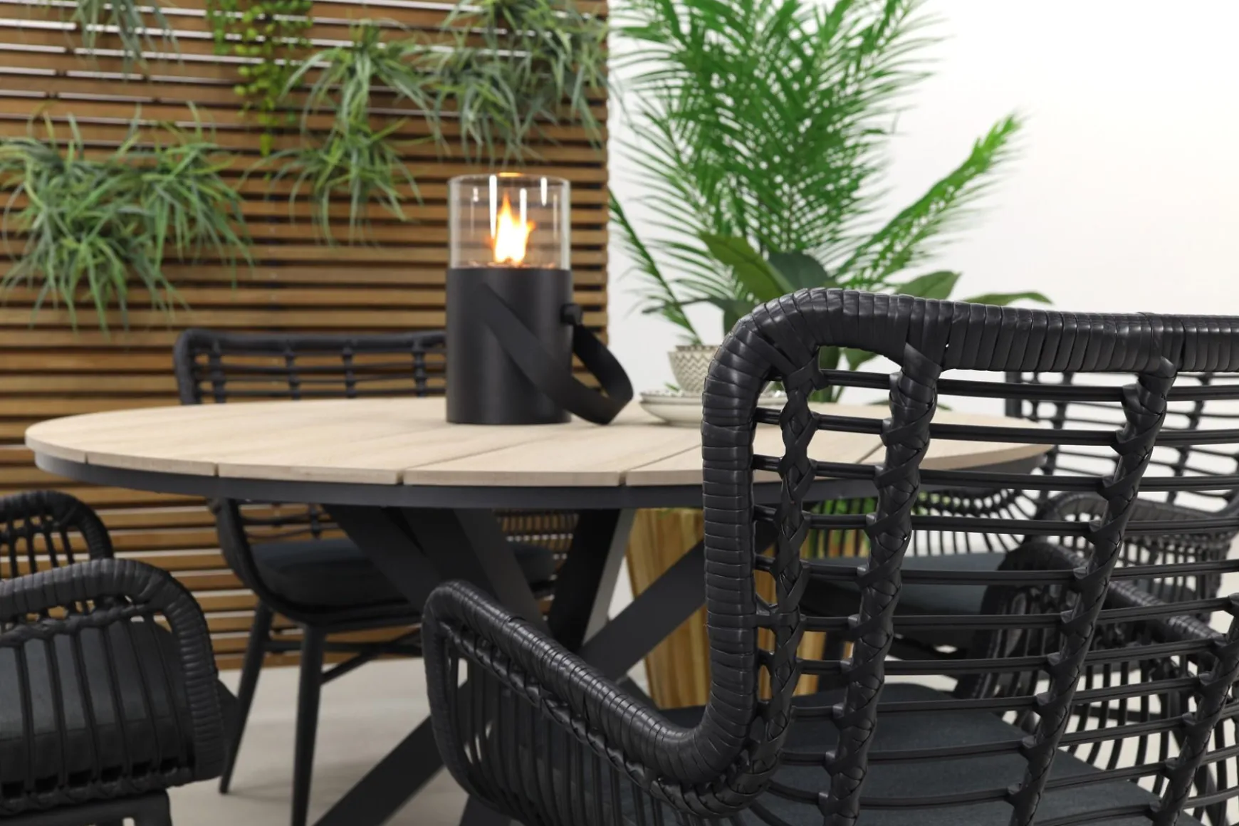 Jasmine Black/GI Edison 4-persoons ronde dining tuinset Ø122 cm.