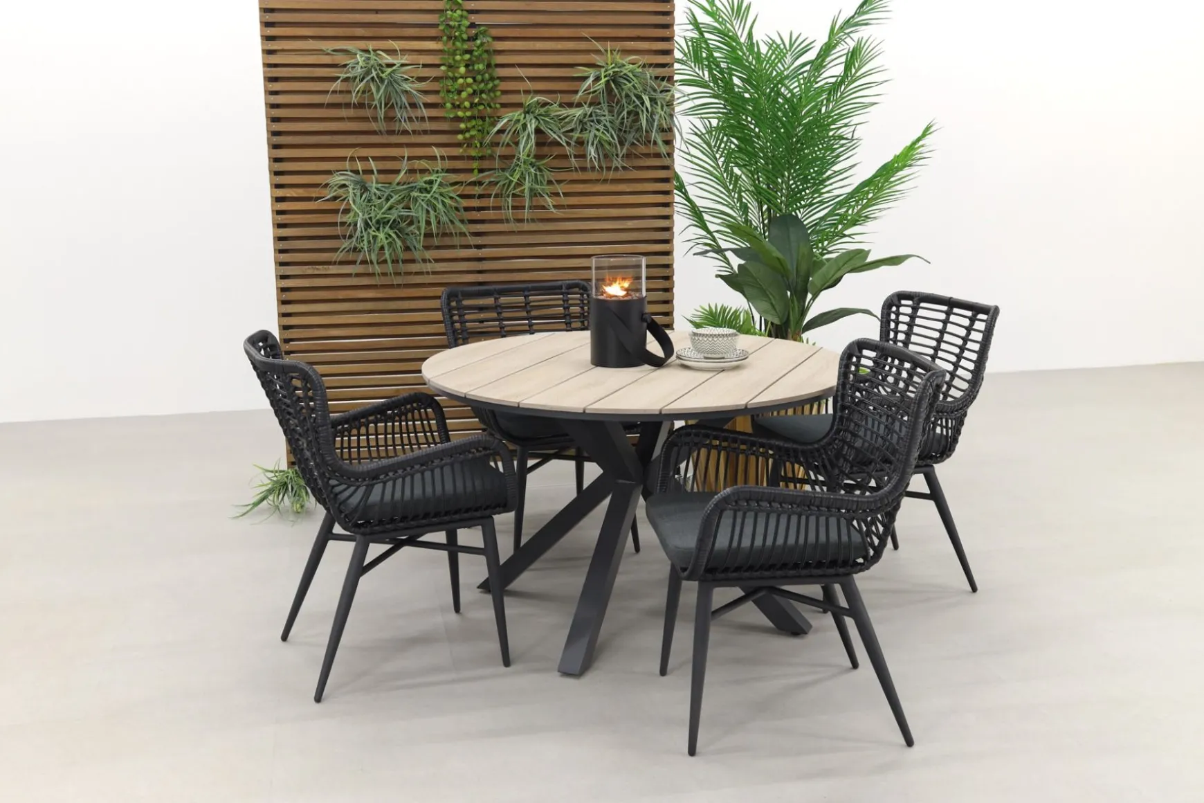 Jasmine Black/GI Edison 4-persoons ronde dining tuinset Ø122 cm.