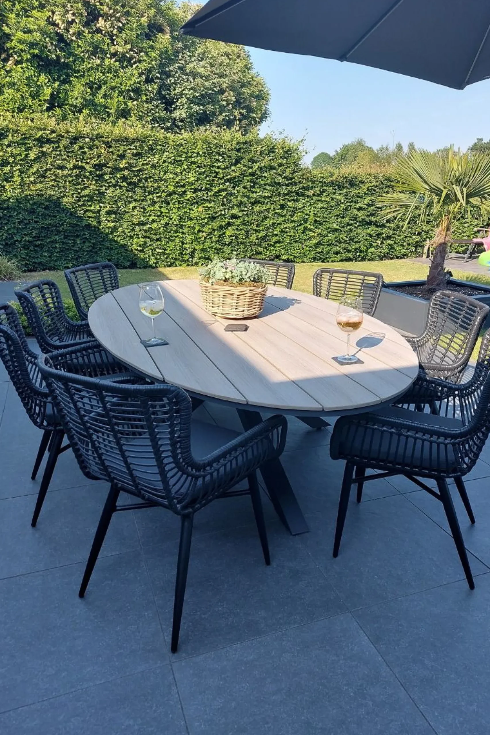 Jasmine Black/GI Edison 8-persoons dining tuinset 280x140 cm.