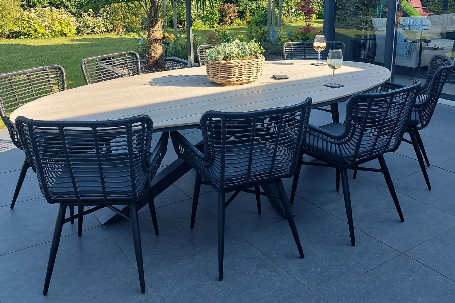Jasmine Black/GI Edison 8-persoons dining tuinset 280x140 cm.