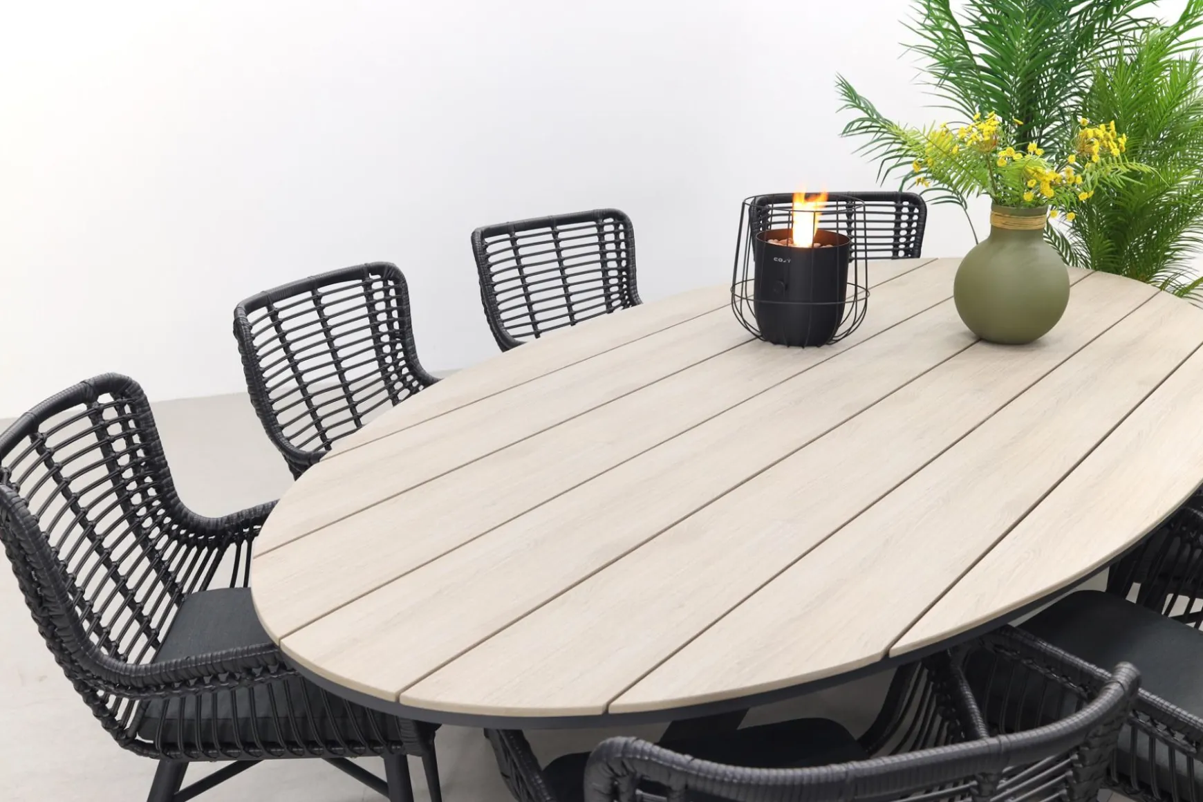 Jasmine Black/GI Edison 8-persoons dining tuinset 280x140 cm.