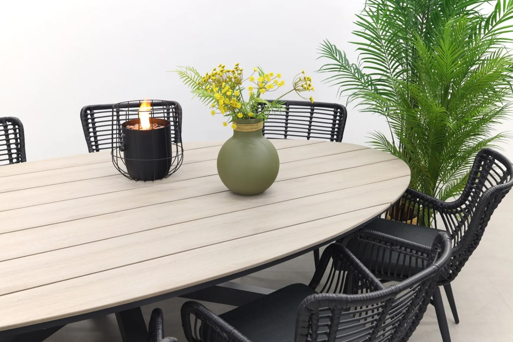 Jasmine Black/GI Edison 8-persoons dining tuinset 280x140 cm.