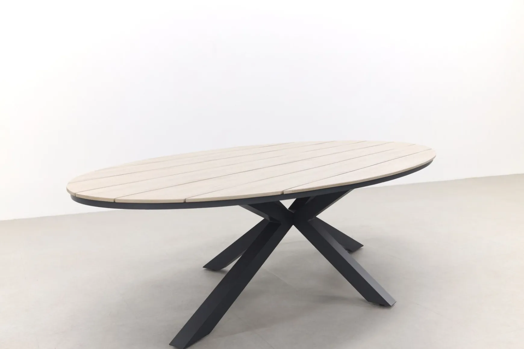 Jasmine Black/GI Edison 8-persoons dining tuinset 280x140 cm.