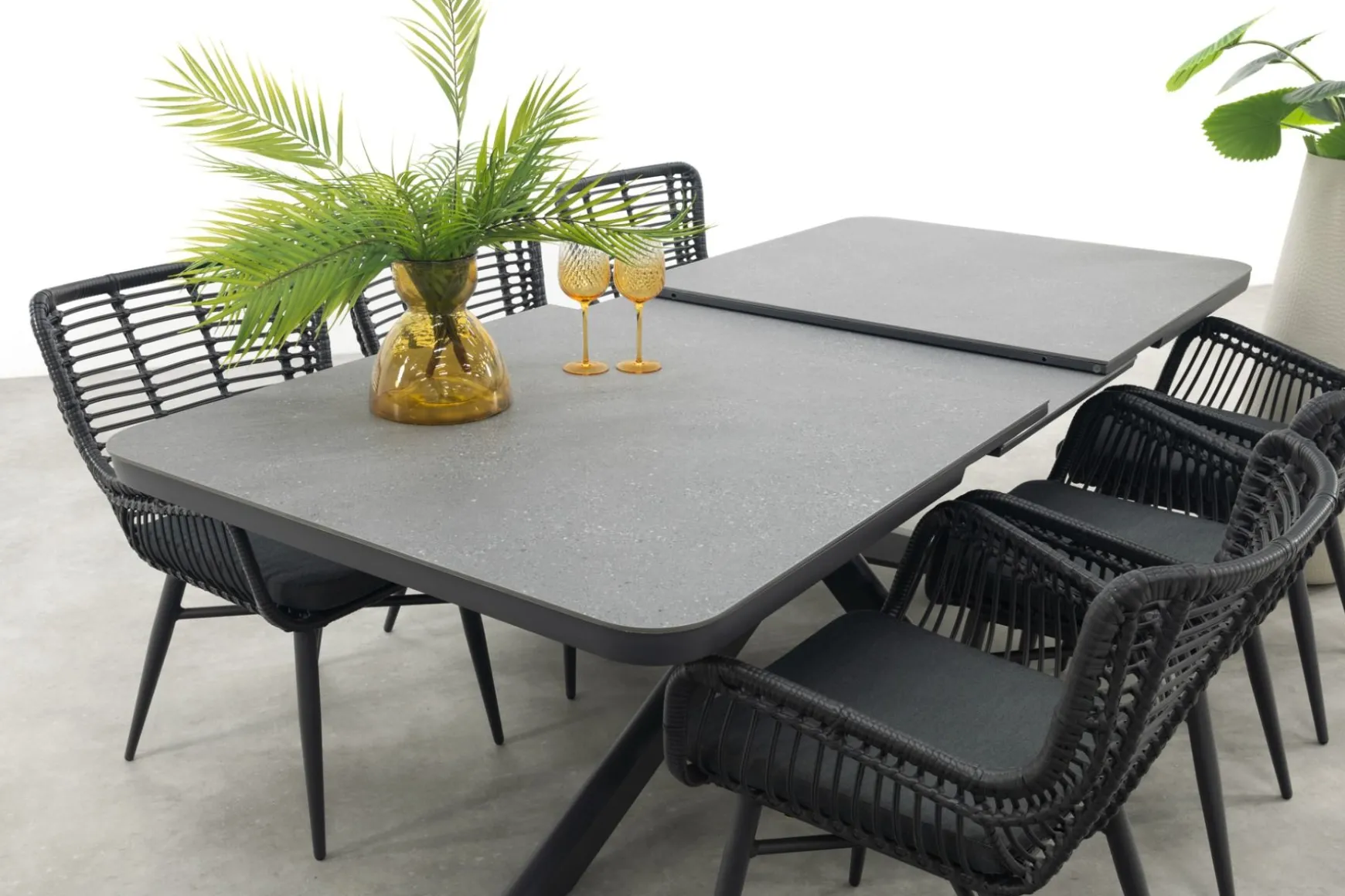 Jasmine Black/Montreal 6-persoons verstelbare tuinset met uitschuifbare tuintafel 200-260x100 cm.