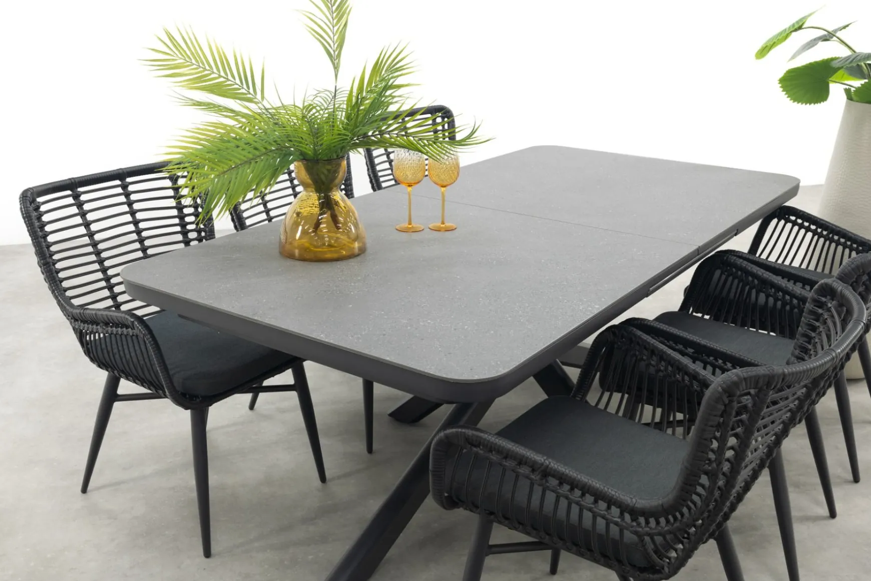 Jasmine Black/Montreal 6-persoons verstelbare tuinset met uitschuifbare tuintafel 200-260x100 cm.