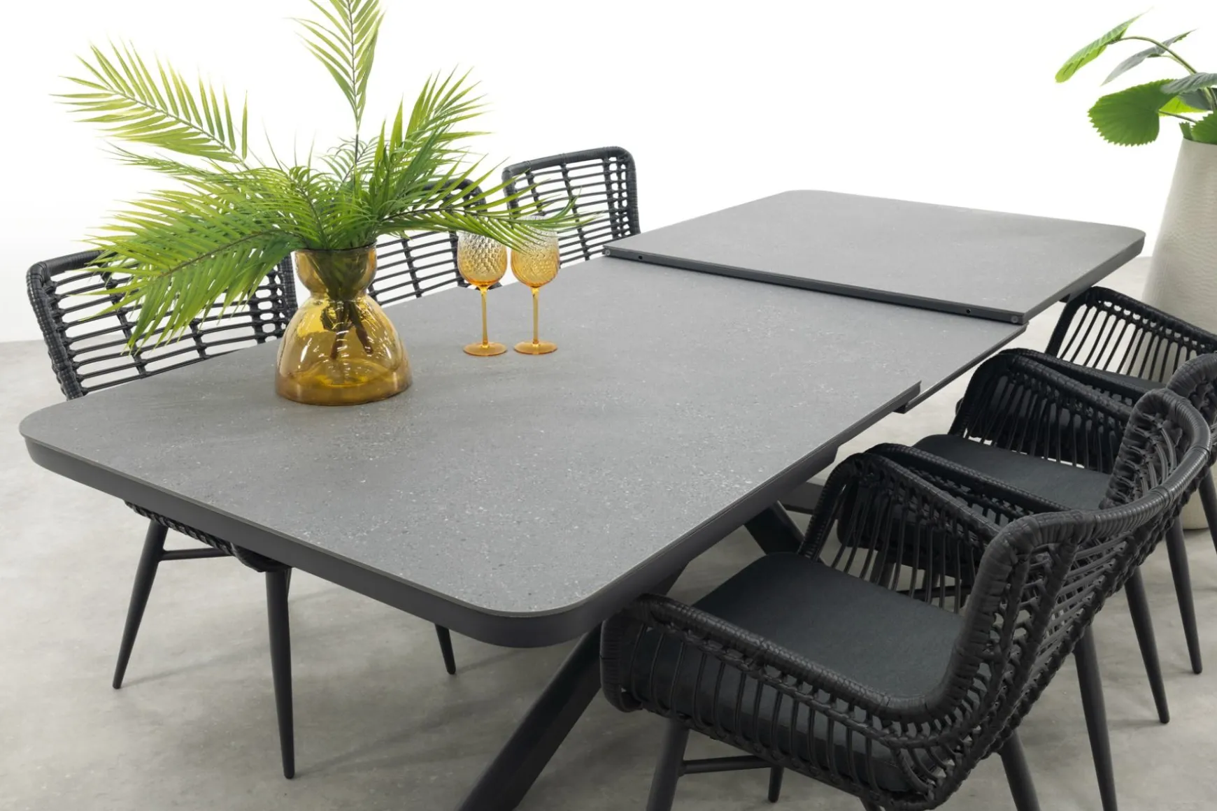 Jasmine Black/Montreal 6-persoons verstelbare tuinset met uitschuifbare tuintafel 200-260x100 cm.