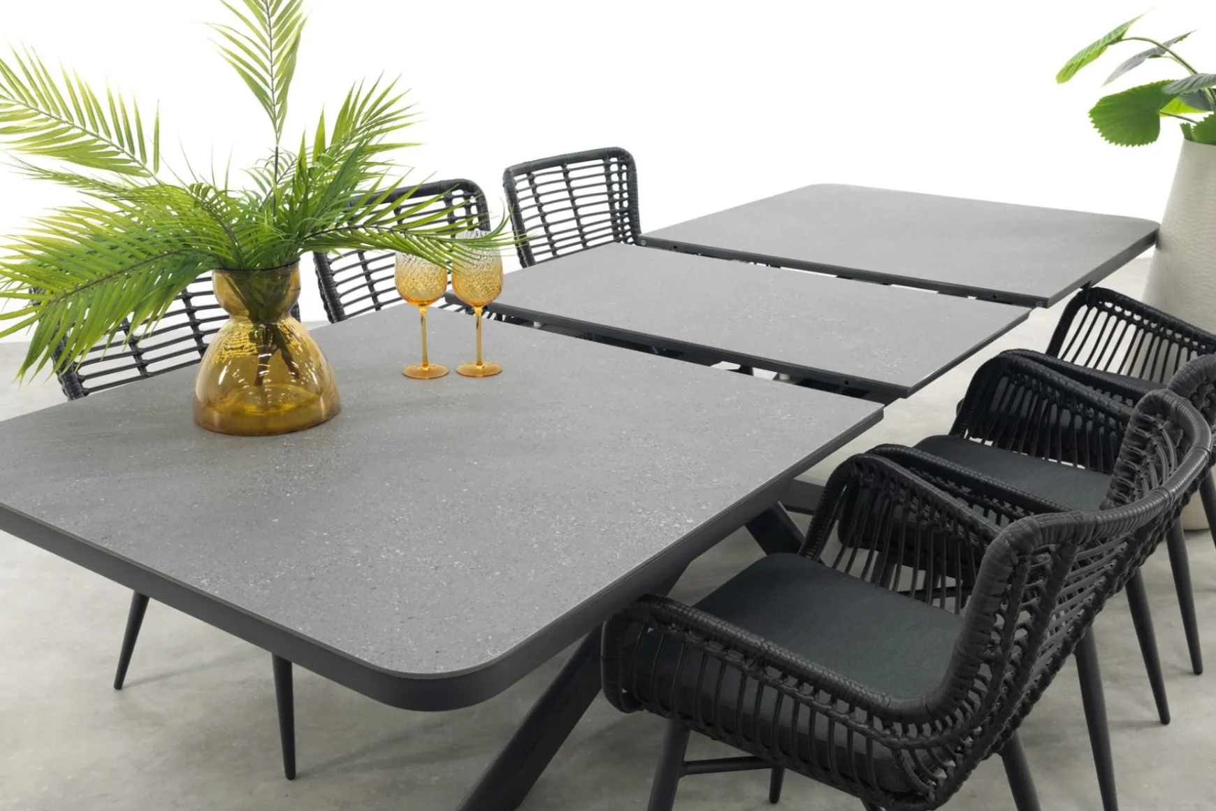 Jasmine Black/Montreal 6-persoons verstelbare tuinset met uitschuifbare tuintafel 200-260x100 cm.