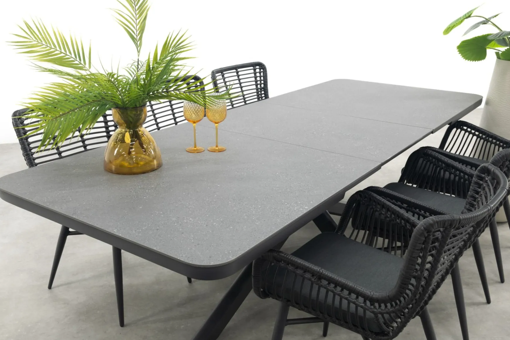 Jasmine Black/Montreal 6-persoons verstelbare tuinset met uitschuifbare tuintafel 200-260x100 cm.