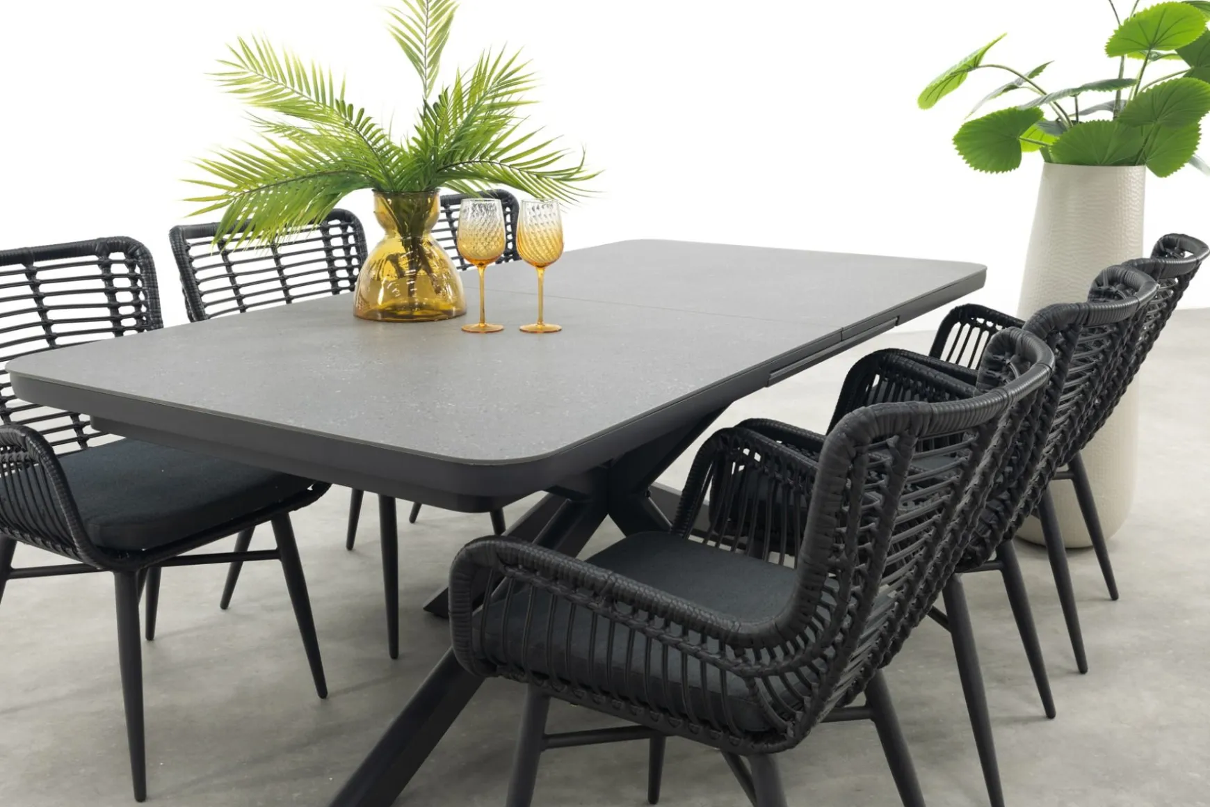 Jasmine Black/Montreal 6-persoons verstelbare tuinset met uitschuifbare tuintafel 200-260x100 cm.
