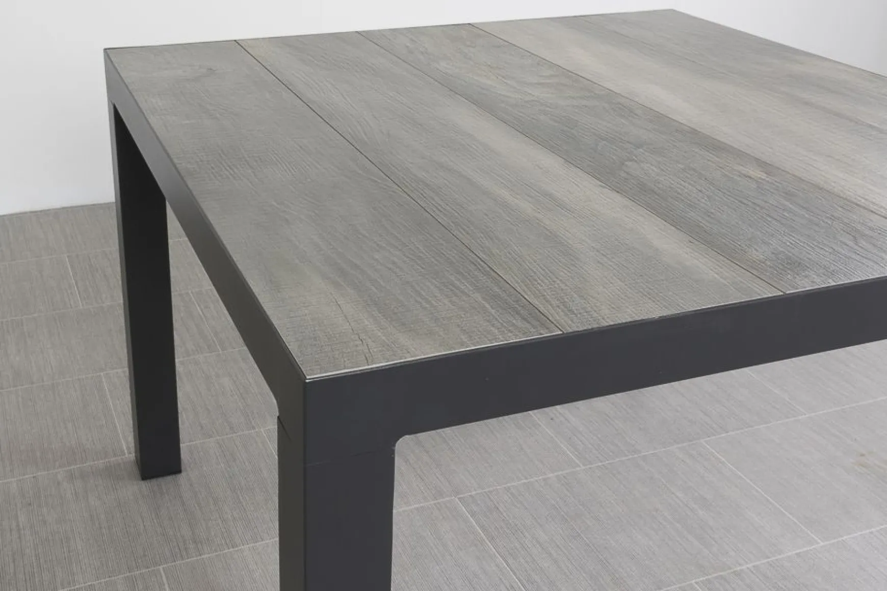 Kings tuintafel 100x100 cm. - Antraciet/Houtlook