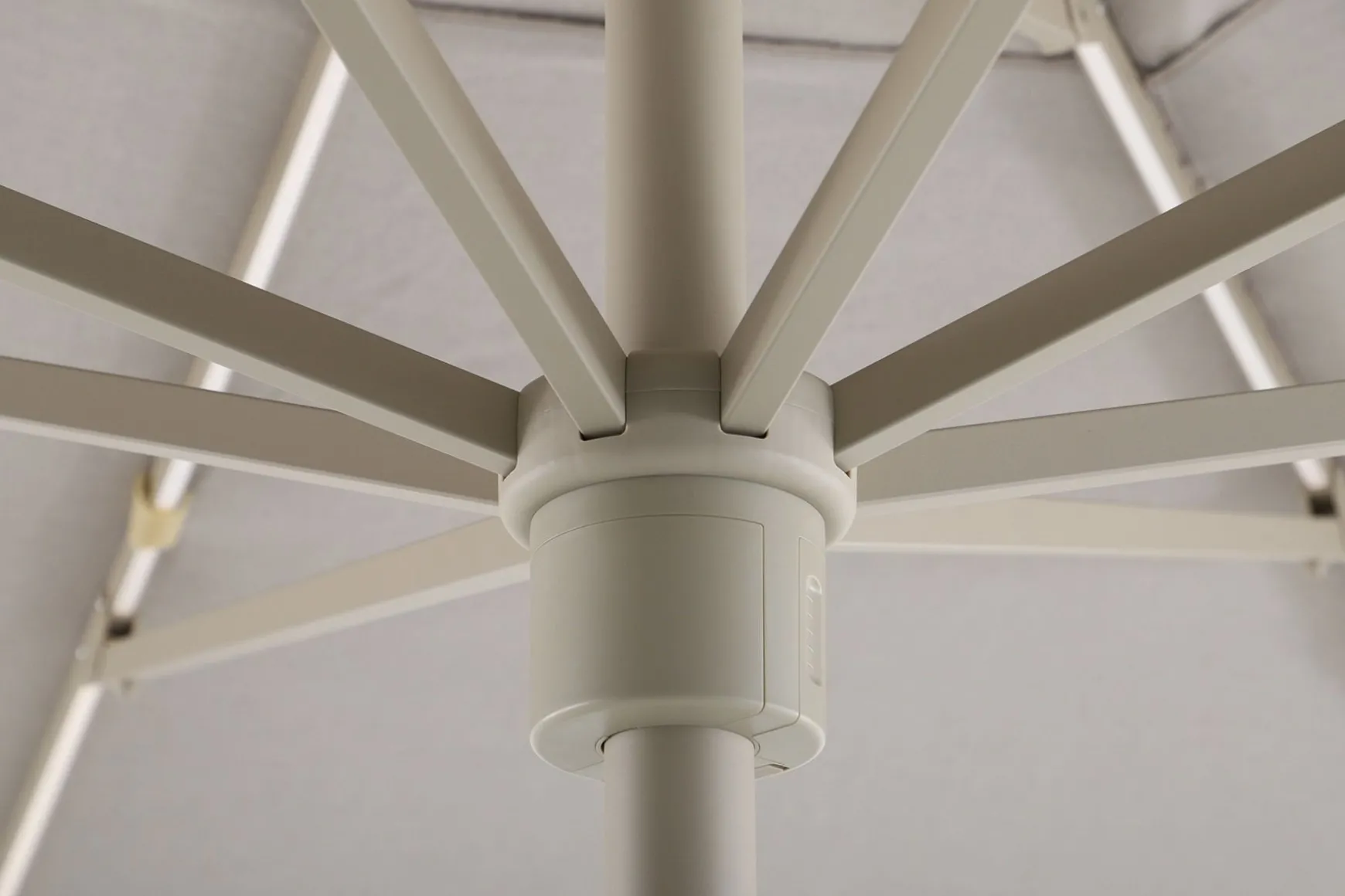 Perfect Shadow Atlas Telescope Stokparasol Pro met LED verlichting 4x4 m. - Latte/Urban Taupe met Madrid voet en beschermhoes