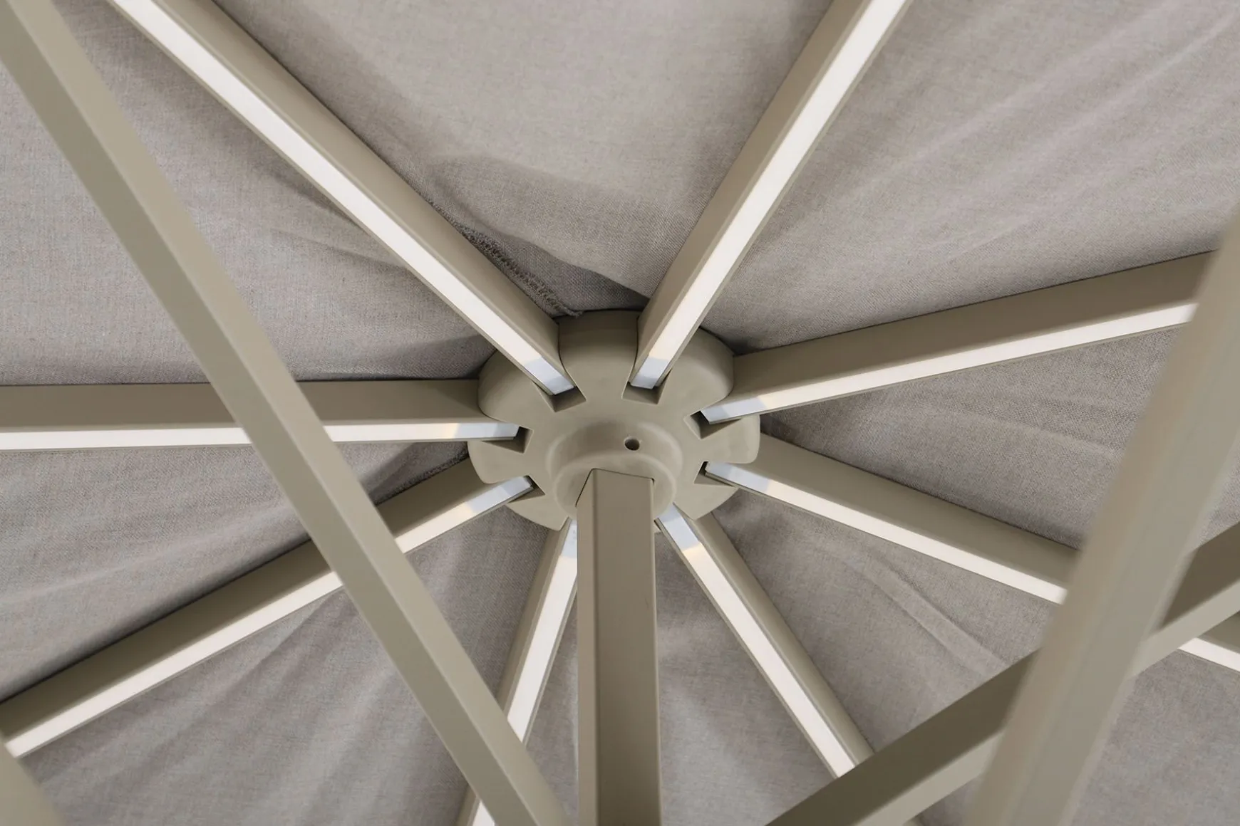 Perfect Shadow Atlas Telescope Stokparasol Pro met LED verlichting 4x4 m. - Latte/Urban Taupe met Madrid voet en beschermhoes