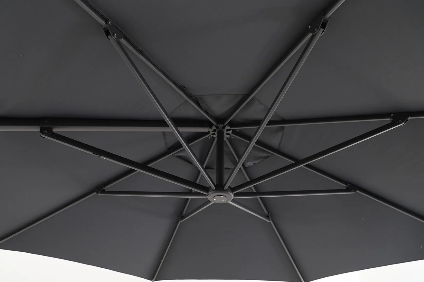 Perfect Shadow Luna ronde zweefparasol Ø350 cm. Flex+ Antraciet met Valencia voet en hoes