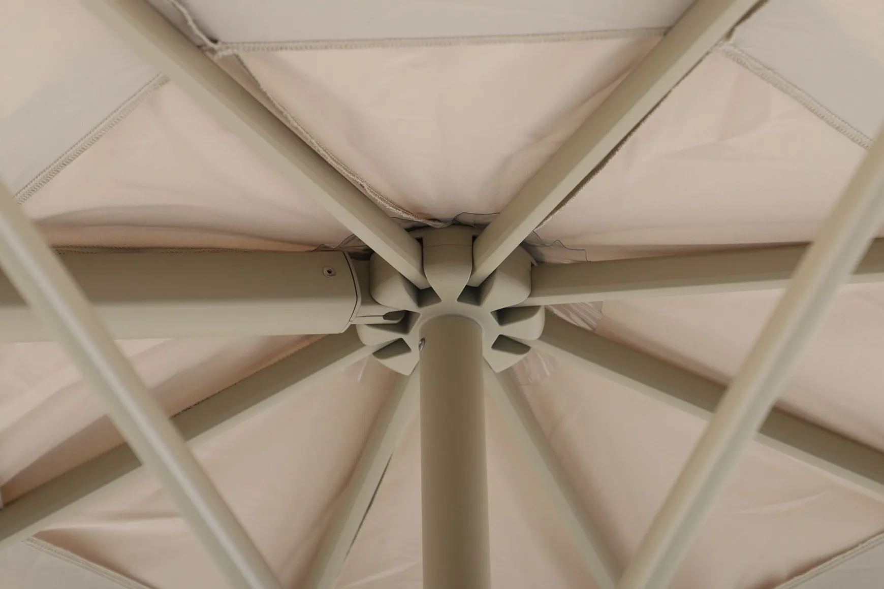 Perfect Shadow Luna ronde zweefparasol Ø350 cm. Flex+ - Latte/Soft Sand met ingraafbare voet en hoes