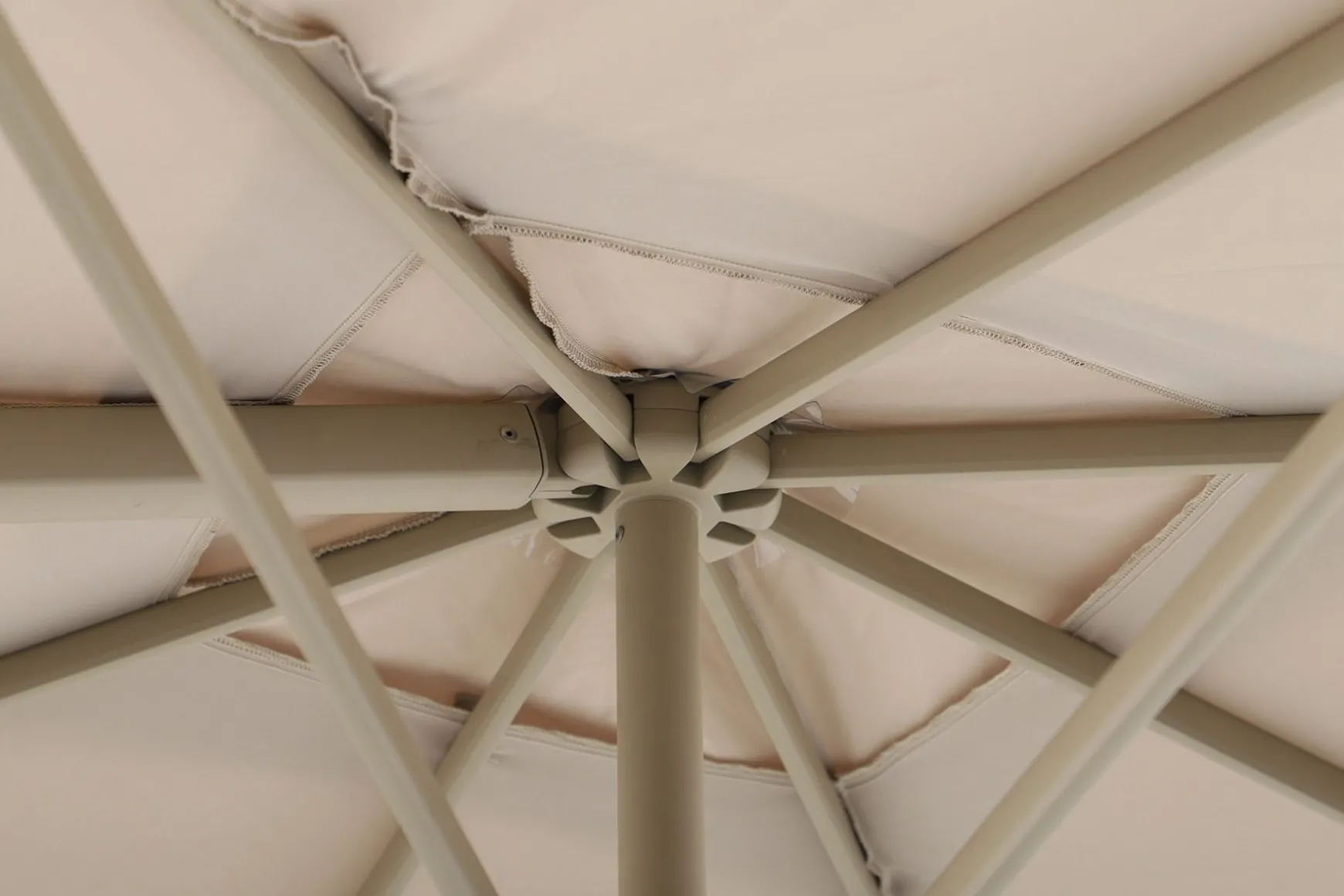 Perfect Shadow Luna zweefparasol 300x300 cm. Flex+ - Latte/Soft Sand met ingraafbare voet en hoes