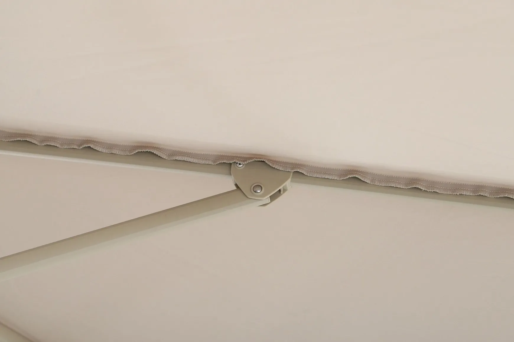 Perfect Shadow Luna zweefparasol 300x300 cm. Flex+ - Latte/Soft Sand met Murcia voet en hoes