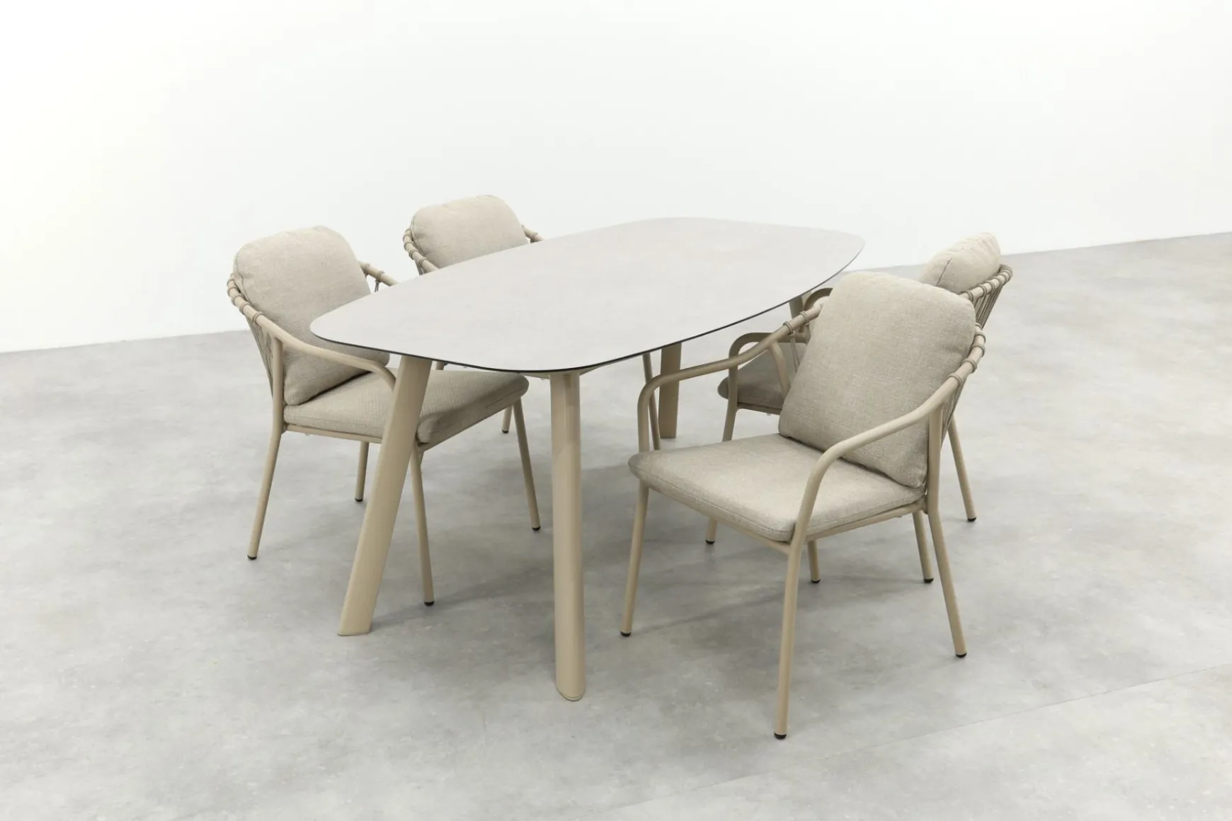 Pisa/Taste Manolo Deens ovale 4-persoons tuinset 180x95 cm. - Latte