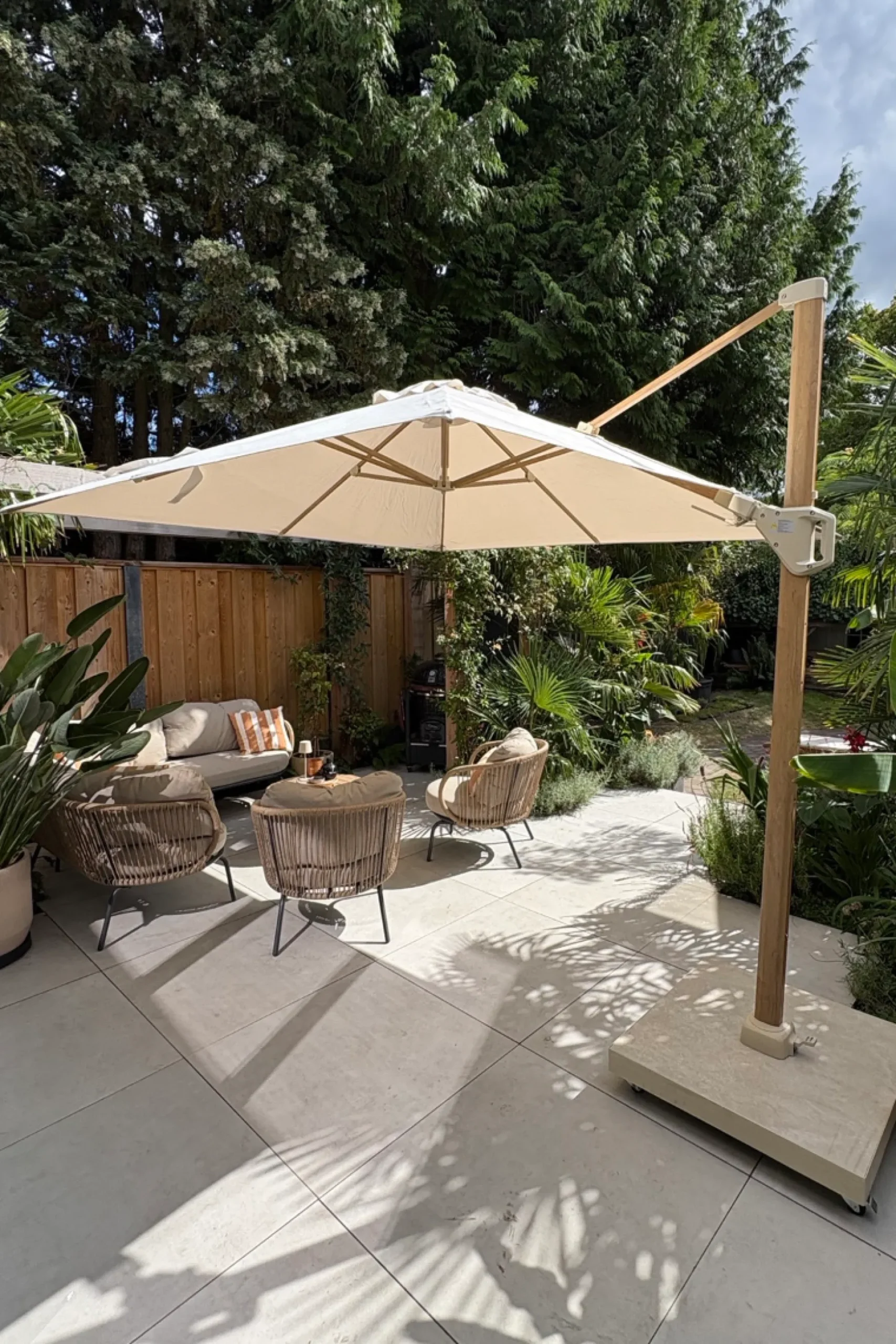 Platinum Challenger zweefparasol Premium T2 champagne teak met vulbare parasolvoet en hoes