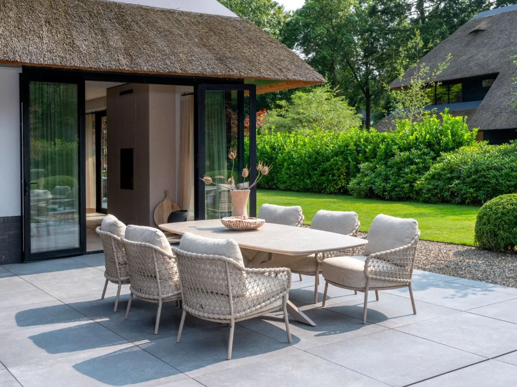 4 Seasons Nevada low dining - keramisch Deens ovale tuintafel 250x105 cm. - Latte