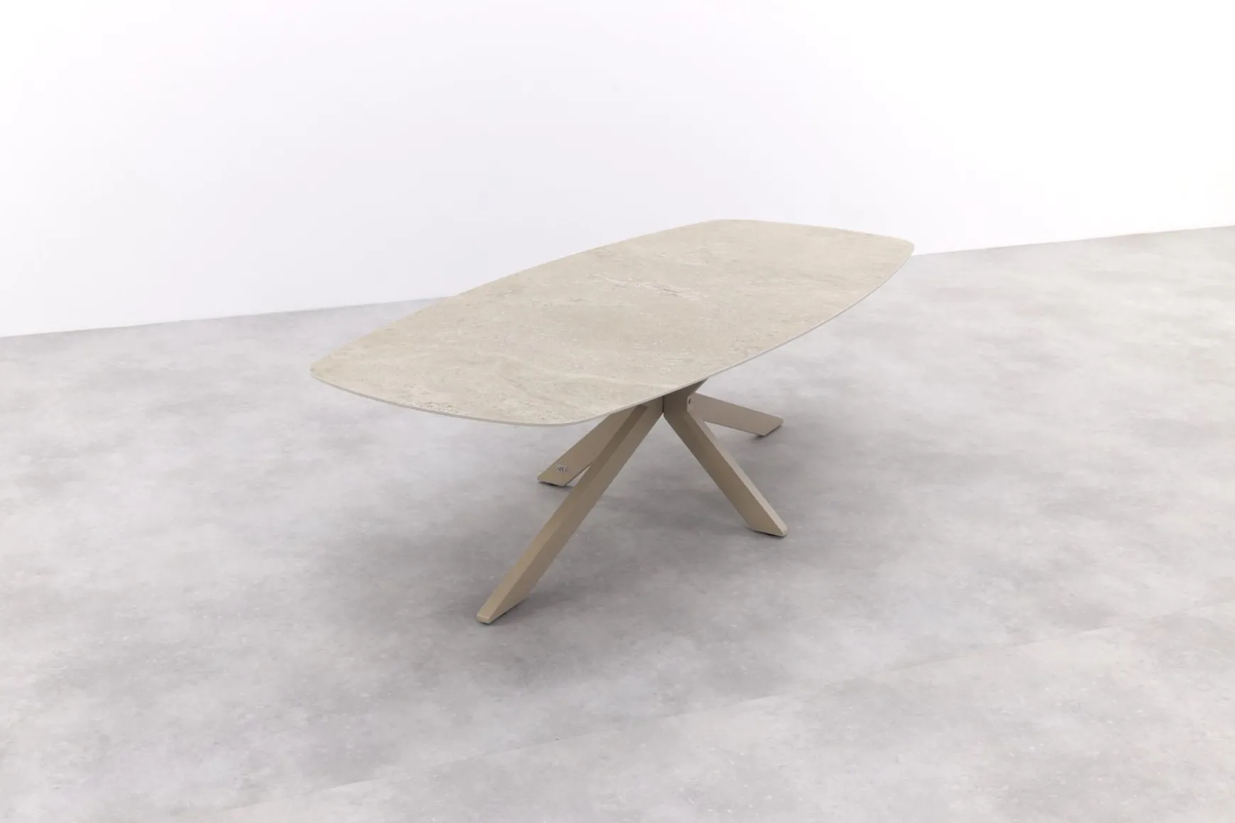 4 Seasons Nevada low dining - keramisch Deens ovale tuintafel 250x105 cm. - Latte