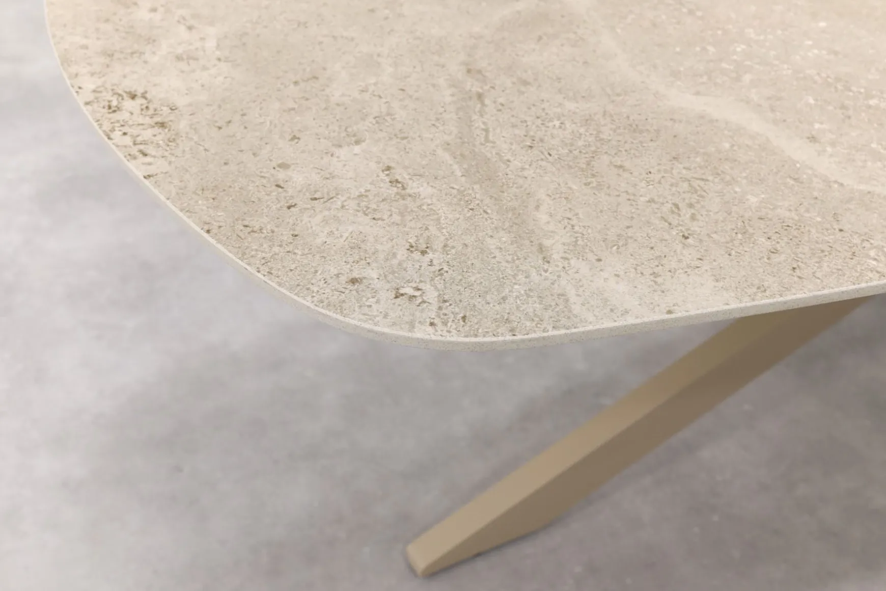 4 Seasons Nevada low dining - keramisch Deens ovale tuintafel 250x105 cm. - Latte