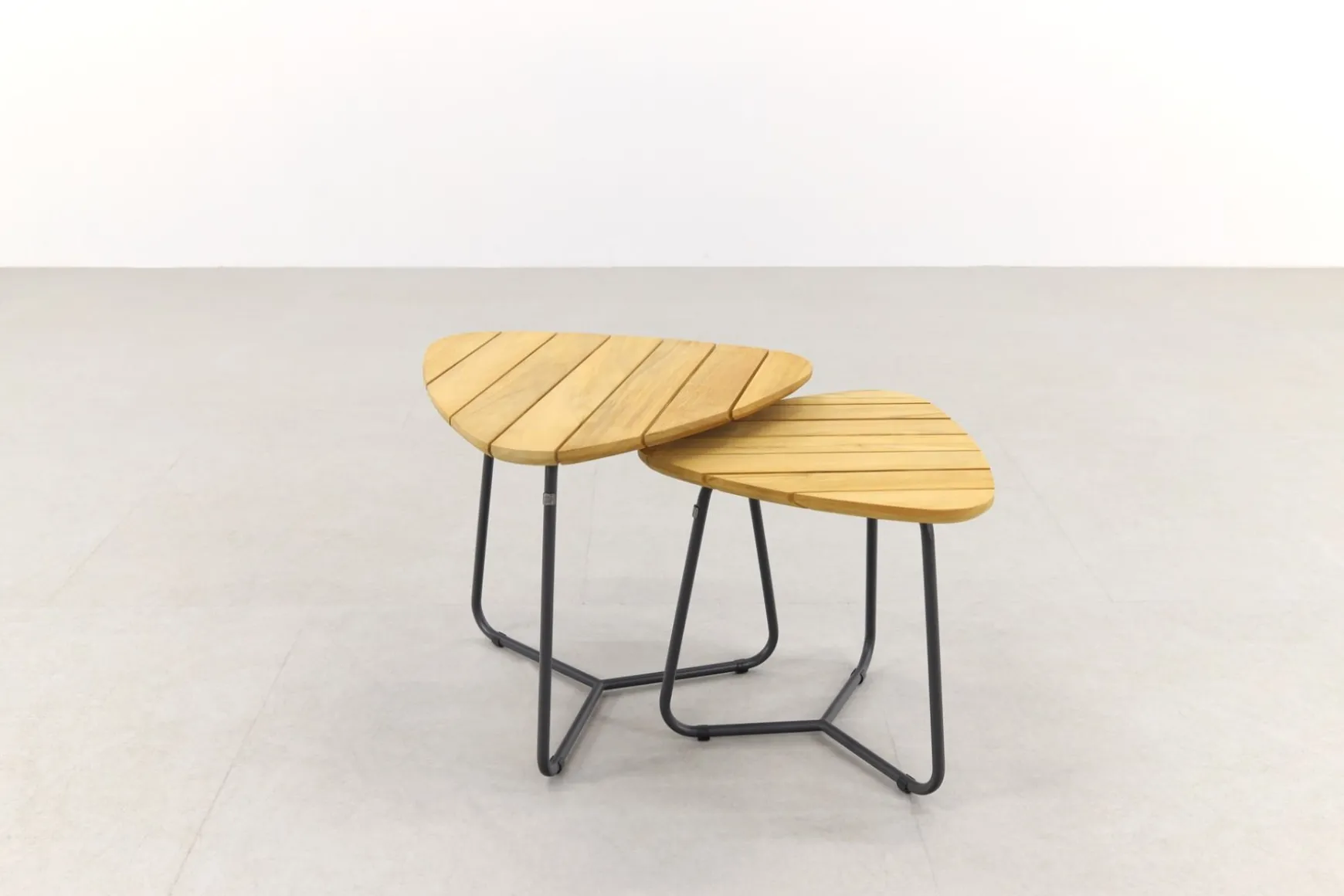 4 Seasons Verdi set van 2 teak driehoekige salontafels