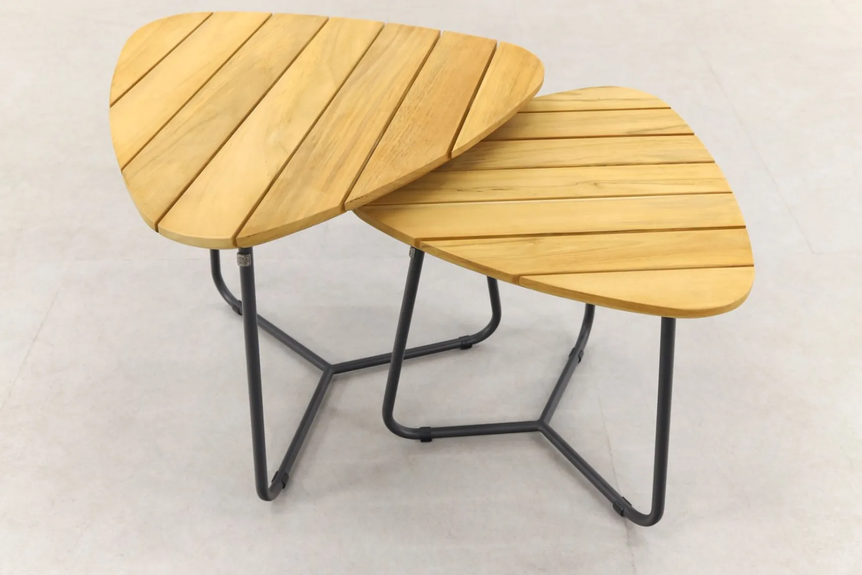 4 Seasons Verdi set van 2 teak driehoekige salontafels