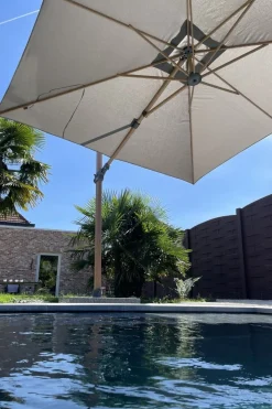 4-Seasons zweefparasol Siesta Premium 300 x 300 - Woodlook/Sand met voet en hoes