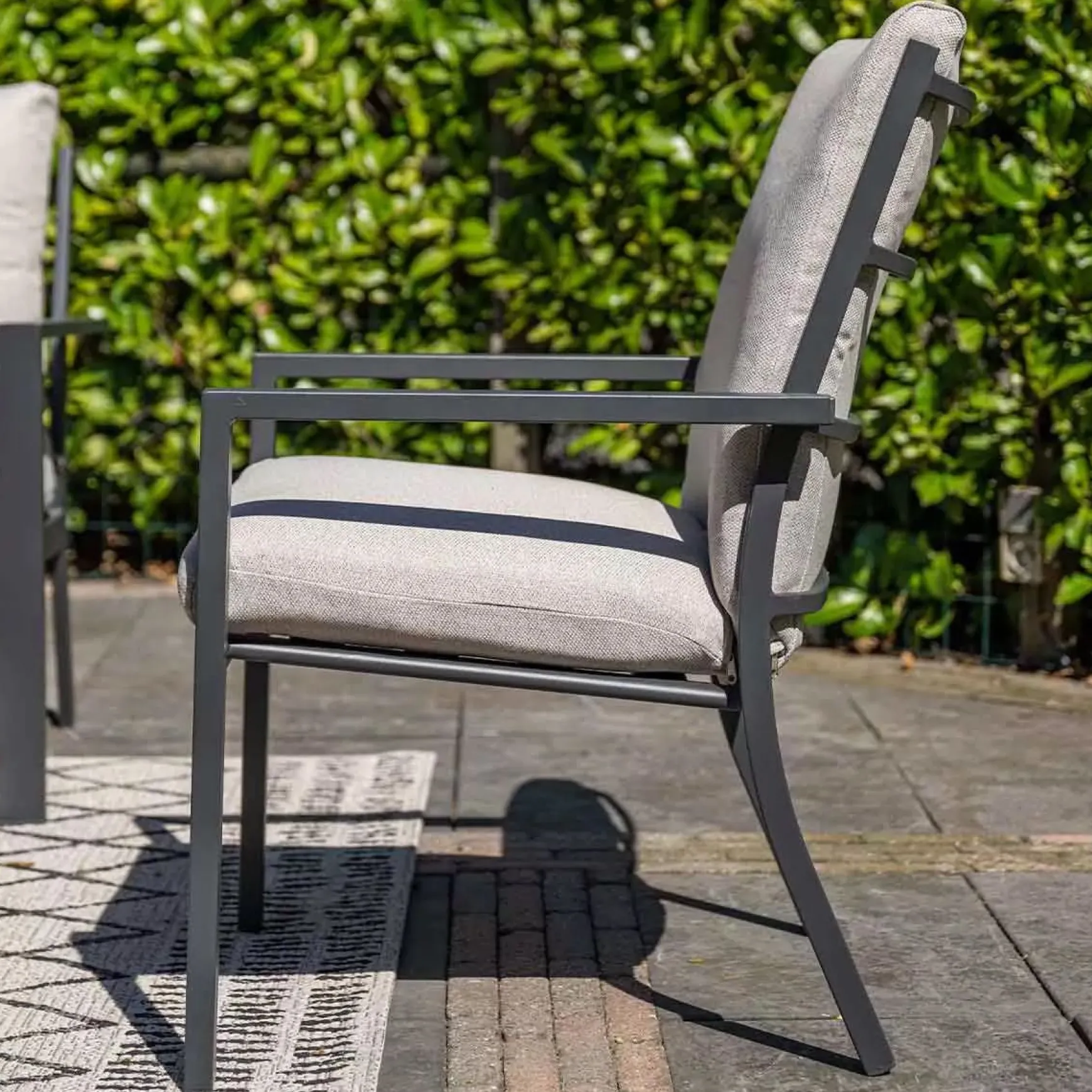 Sergio dining tuinstoel Carbon black/Desert Sand
