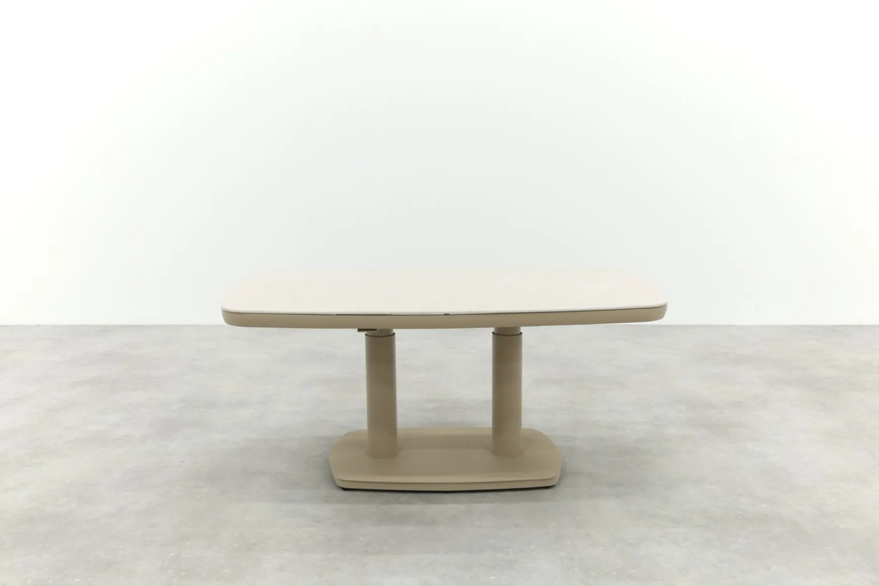 Welton up&down verstelbare tuintafel 135x83 cm. - Latte