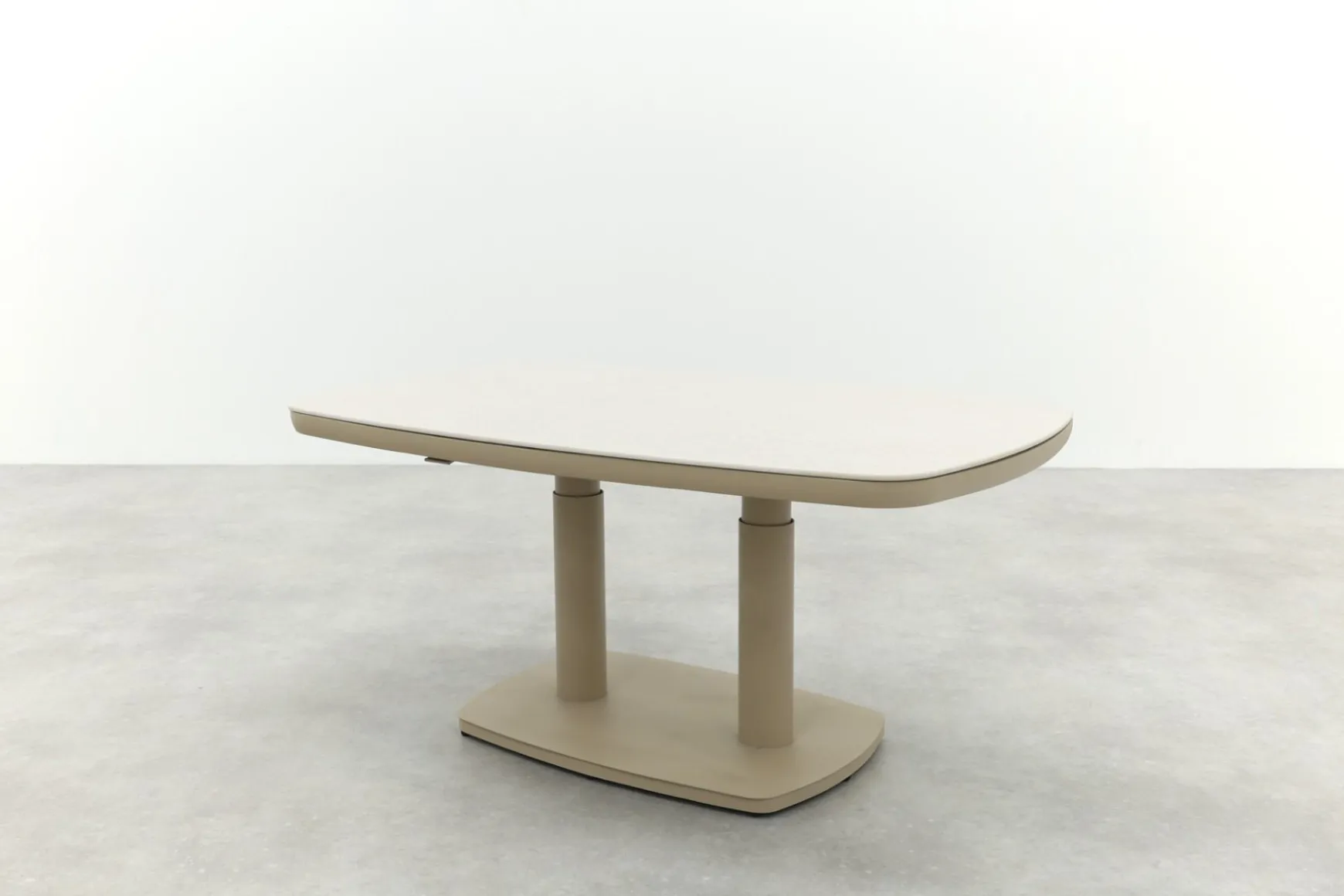 Welton up&down verstelbare tuintafel 135x83 cm. - Latte