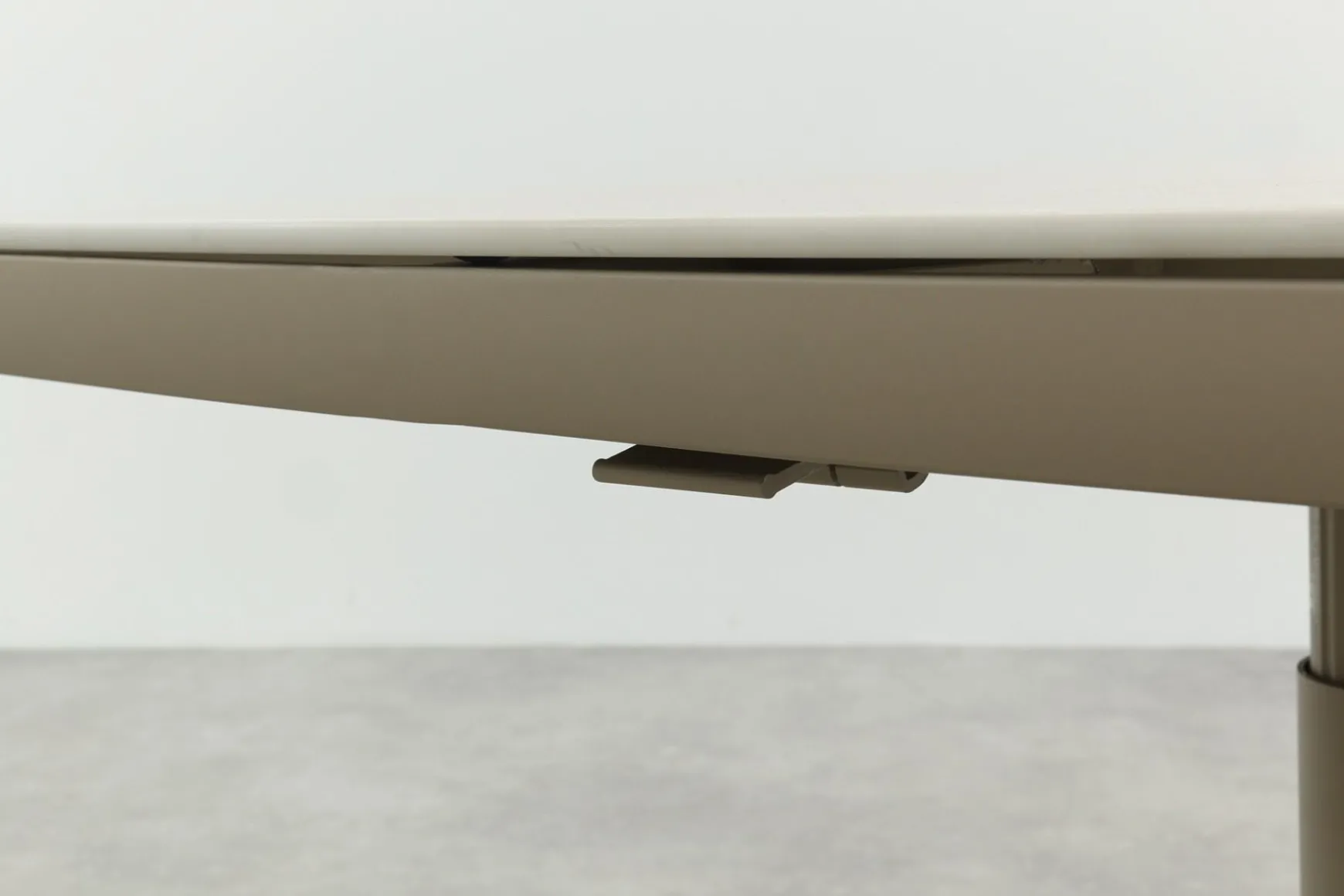 Welton up&down verstelbare tuintafel 135x83 cm. - Latte