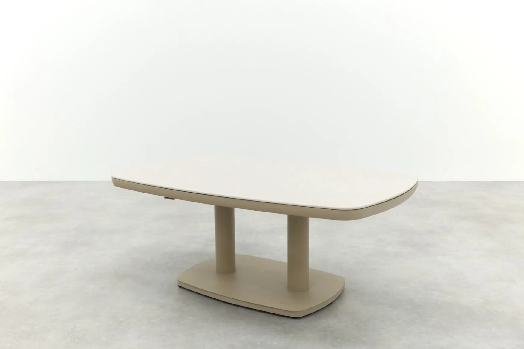 Welton up&down verstelbare tuintafel 135x83 cm. - Latte