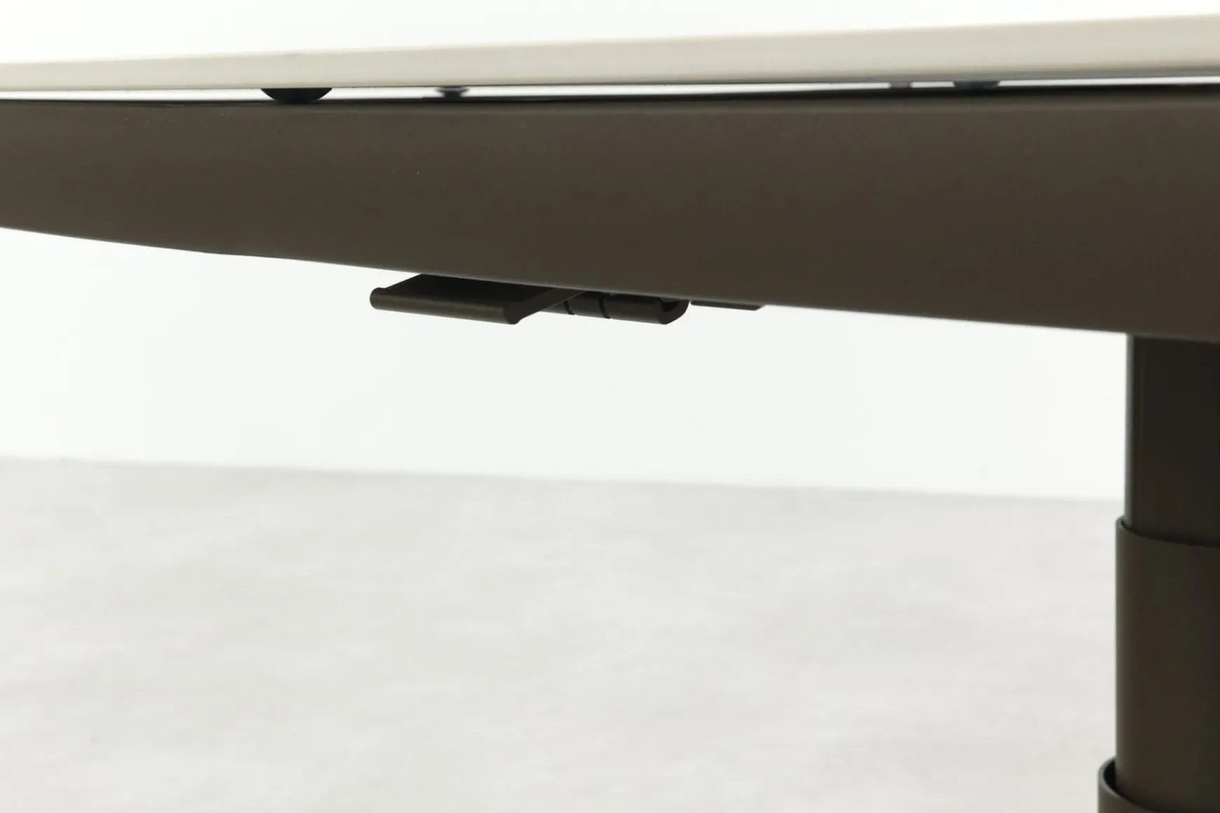 Welton up&down verstelbare tuintafel 135x83 cm. - Terre